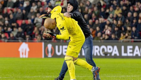 Sevilla kalecisi Dmitrovic, kendisine saldıran taraftarı dövdü