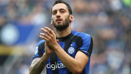 Hakan Çalhanoğlu: Inter’de kalmak istiyorum