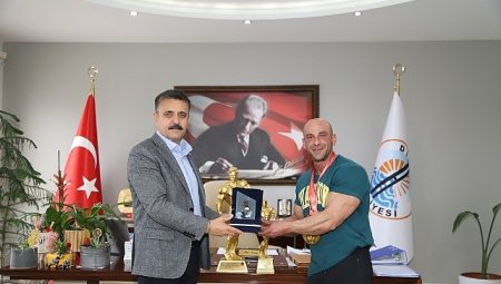 Dikili Belediyesi’nin Gururu Yılmaz Acar Muvaffakiyetten Muvaffakiyete Koşmaya Devam Ediyor