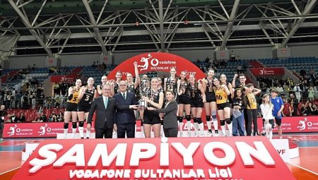 Van Ryk, mükafatını Vodafone Türkiye İcra Kurulu Lider Yardımcısı Meltem Bakiler Şahin’in elinden aldı.