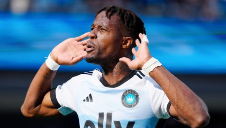 Wilfried Zaha’dan kendisine reaksiyon gösteren taraftarlara karşılık geldi