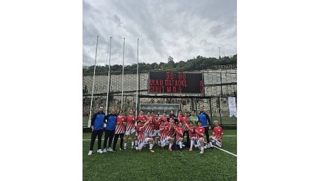 İzmirli Kız Futbol Grubu Türkiye Şampiyonu Oldu