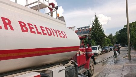 Kemer’de tozlu yollar yıkanıyor