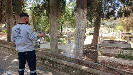Lider Çerçioğlu’ndan Mezarlıklarda Kurban Bayramı Öncesi Paklık Çalışması