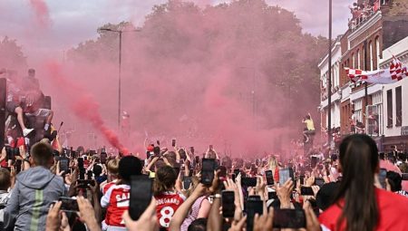 Arsenal, 22 yıl sonra gelen şampiyonluğu taraftarlarıyla kutladı!