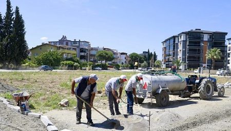 Burhaniye’de Park ve Yeşil Alanlarda Çalışmalar Kesintisiz Sürüyor
