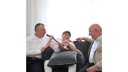 Doğum günü pastasını Lider Büyükakın getirdi