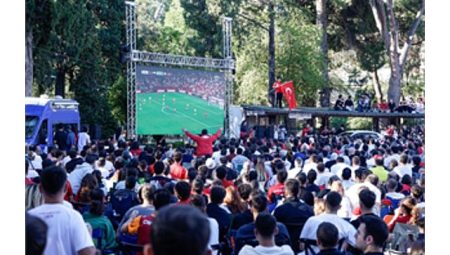 İzmir’de Dünya Kupası heyecanı meydanlara taştı