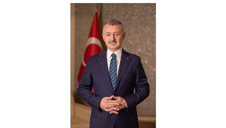 Lider Büyükakın üniversite adaylarına muvaffakiyetler diledi